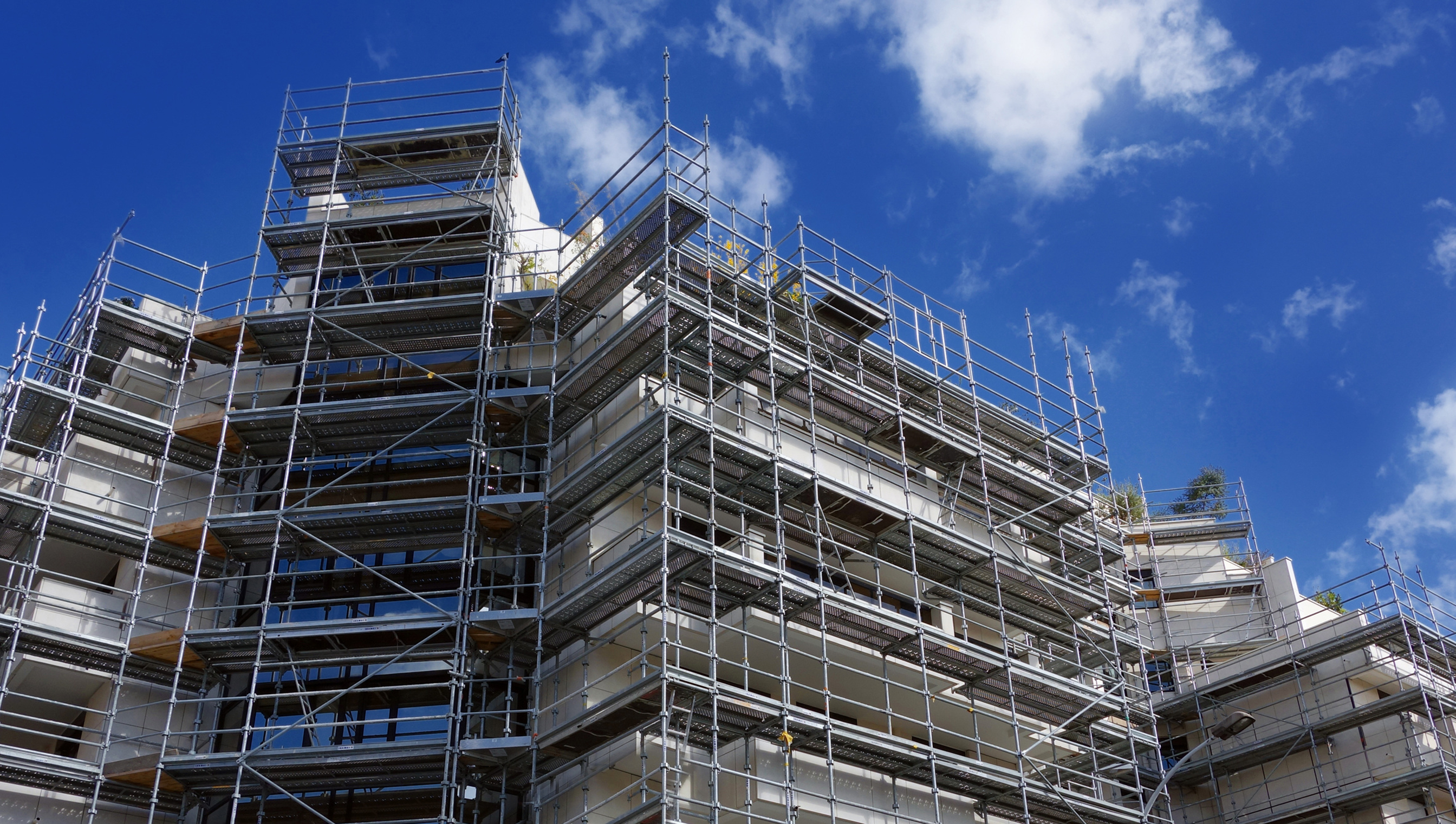 Cantiere con ponteggi